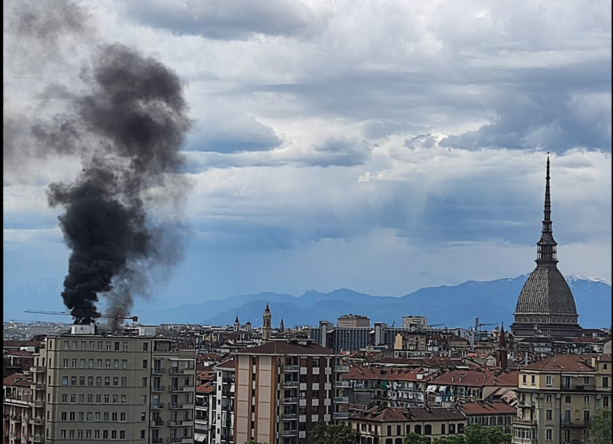 Tetto in fiamme in via Vanchiglia: alta colonna di fumo nero [FOTO]