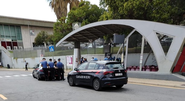 Savona, ha un malore e muore mentre aspetta il bus: tragedia alla fermata davanti alla stazione