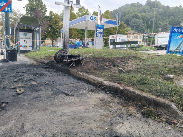 Paura nella notte, Mercedes si schianta contro un distributore e prende fuoco