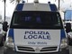 Scatta al semaforo impennando davanti agli agenti in borghese della polizia locale Scatta al semaforo impennando davanti agli agenti in borghese della polizia locale