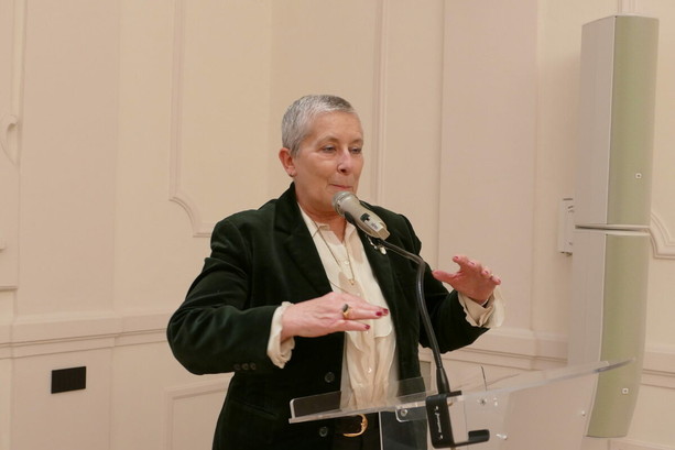 Piazza Europa, cedri vittoriosi: la sindaca apre al restyling… senza abbatterli