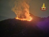 VIDEO e FOTO. Continua la lotta contro l'incendio nei boschi di Laveno: in azione stamattina anche due elicotteri e droni
