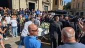 I palloncini in cielo e le note di "Ovunque sarai" per l'ultimo abbraccio di Saronno ad Alessio Colletti