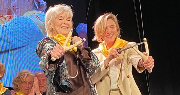 Caterina Caselli e Anna Foglietta premiate con la Fionda 2024: ora sono due splendide Fieue di caruggi di Albenga (FOTO e VIDEO)