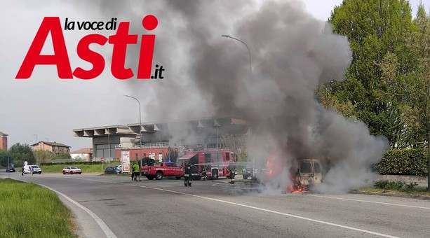 Provvidenziale intervento per un mezzo in fiamme in via Cuneo [FOTO e VIDEO]