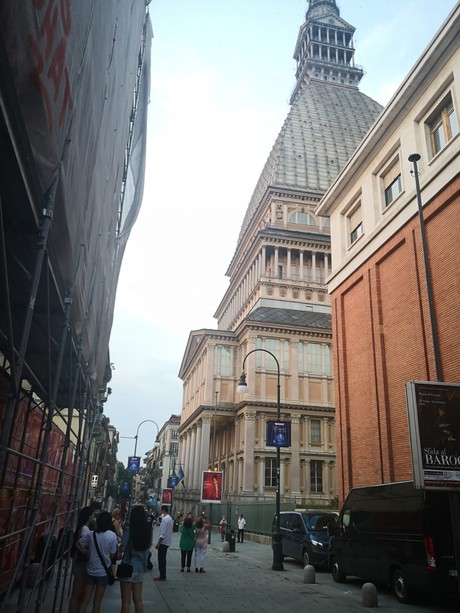 Niente folla in centro a Torino per il San Giovanni del Coronavirus