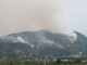 Incendio sul Mombracco: situazione in via di miglioramento ma prosegue il lavoro dei Vigili del Fuoco