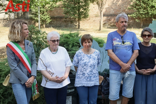 Quel minuto che ha fermato la storia: l'abbraccio di Asti alla memoria di Mauro Alganon e alle vittime di Bologna [FOTO E VIDEO]