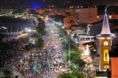 Cagnes-sur-Mer si trasforma in un grande palcoscenico sul mare: torna "Promenade en Fête" con musica, spettacoli e fuochi d'artificio
