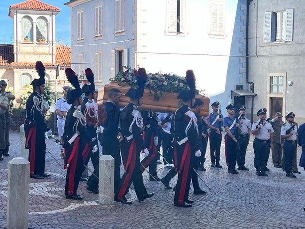 "Un uomo che ha reso onore alle istituzioni": l'ultimo saluto a Raffaele Costa, esempio di politica fatta di concretezza e servizio [FOTO]