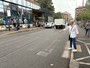 L'auto sbanda e finisce contro la lavanderia: "Cinque incidenti in pochi giorni, serve un semaforo"