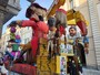 Fossano in festa: il Carnevale invade via Roma tra carri, musica e migliaia di figuranti [FOTO]