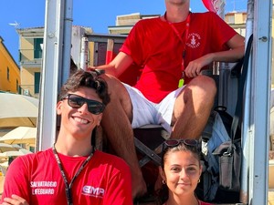 Varazze, rischia di annegare in mare: salvato dalla bagnina Varazze, rischia di annegare in mare: salvato dalla bagnina
