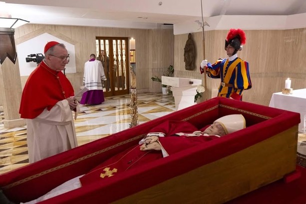 Diffuse sui social le prime immagini della salma di Papa Francesco: sabato alle 10 il funerale