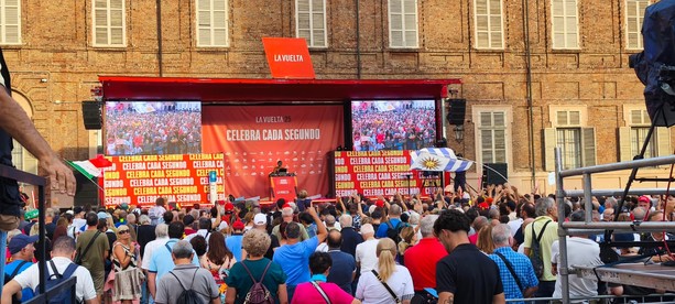 I ciclisti della Vuelta sfilano in Piazza Castello. Ganna: &quot;A Torino dovevo esserci&quot;