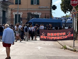 Presidio di Genova Antifascista ad Albaro in attesa dell'arrivo Vannacci Presidio di Genova Antifascista ad Albaro in attesa dell'arrivo Vannacci