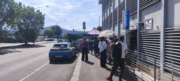 In fila sotto il sole cocente per i permessi di soggiorno: si riaccende la questione via Botticelli