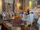 Diano Castello, folla di fedeli al funerale di don Bayeya. Il vescovo Borghetti: “Ci siamo rallegrati alla tua luce che rimarrà su questa terra” (foto e video)