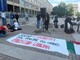 “Fuori i sionisti dal Salone del Libro”, la protesta dei Pro Palestina davanti ai cancelli della kermesse