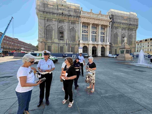 "La truffa si camuffa": fa tappa nel centro di Torino il furgone dei Civich anti-raggiri [FOTO]