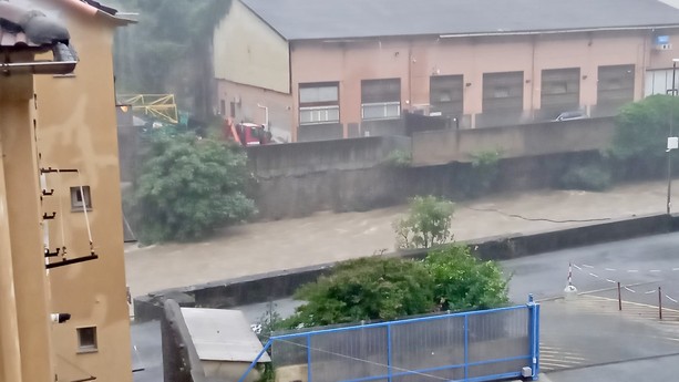 Maltempo, pioggia intensa su Voltri: preoccupa la piena dei torrenti Leira e Branega