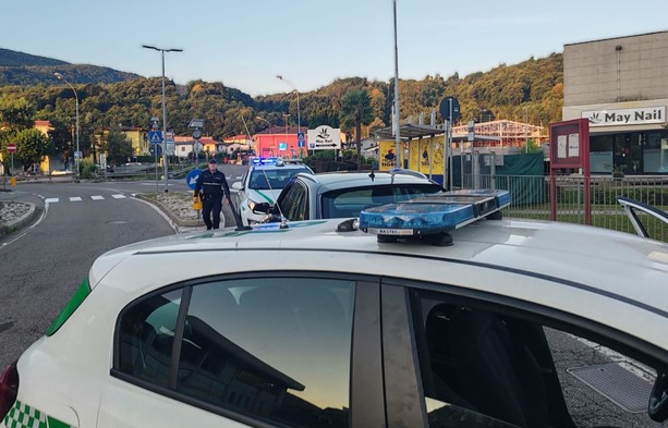 Forzatrice seriale di posti blocco a Lavena Ponte Tresa fermata e multata dalla polizia locale: è una frontaliera ed era priva di assicurazione