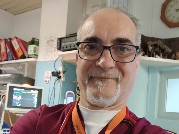 Da 24 anni in servizio a fianco dei pazienti, tra urgenze, stipendi bassi e aggressioni: «Sono fiero di essere un infermiere»