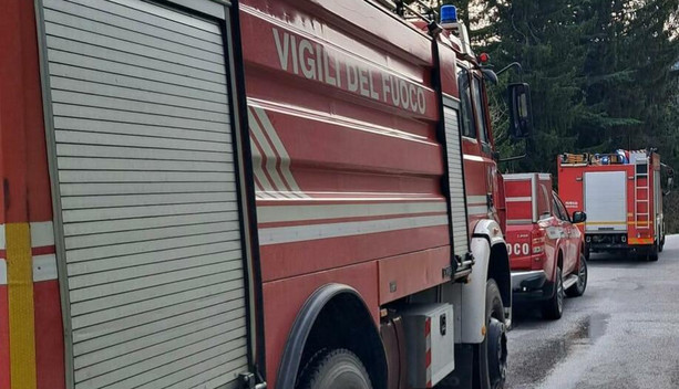 Alba: muletto in fiamme all'interno di un capannone, tre persone in ospedale per accertamenti Alba: muletto in fiamme all'interno di un capannone, tre persone in ospedale per accertamenti