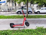 In monopattino senza casco e sul marciapiede, investe l'agente che cerca di fermarlo: denunciato
