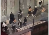 Paura nei vicoli, inseguimento con spranghe e bastoni. Indagini in corso Paura nei vicoli, inseguimento con spranghe e bastoni. Indagini in corso