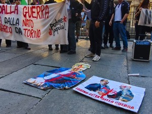 25 aprile di polemica, bruciate bandiere Nato e contestazione al sindaco Lo Russo [FOTO]