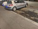 Un machete da 25 centimetri nella macchina vandalizzata in sosta in Barriera di Milano [FOTO]