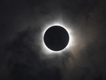 Eclissi solare, il direttore di Oculistica dell'Asl Cn2: "Nessuna protezione fai da te, servono occhiali certificati"