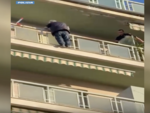 Minaccia di gettarsi dal cornicione di uno stabile nel quartiere Cenisia: salvato dalla Polizia [VIDEO]