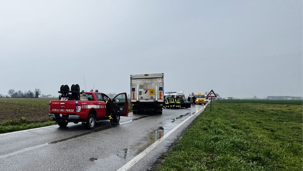 Scontro tra un'auto e un camion rifiuti speciali tra Fossano e Villafalletto