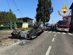 Auto esce di strada e vola contro un muro: paura a Solbiate Arne