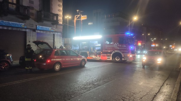 Varese, incendio in un garage di viale Valganna in zona Famila