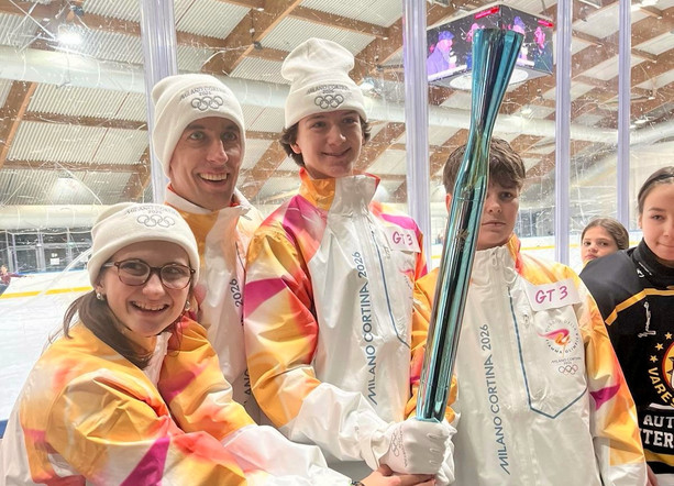 Varese vive la sua notte olimpica: cerimonia a cinque cerchi da spettacolo al palaghiaccio