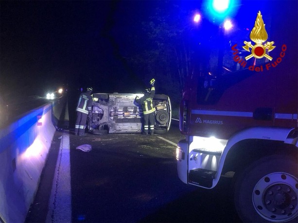 FOTO. Si ribalta con l'auto per evitare un cervo sulla statale Vergiate-Besozzo: ventenne ferito FOTO. Si ribalta con l'auto per evitare un cervo sulla statale Vergiate-Besozzo: ventenne ferito