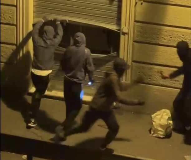 Spaccata fallita a Cit Turin: quattro incappucciati tentano il colpo in un negozio di foto [VIDEO]
