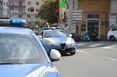 Tenta di rubare motorini, viene fermato dalla polizia e dà in escandescenze: arrestato
