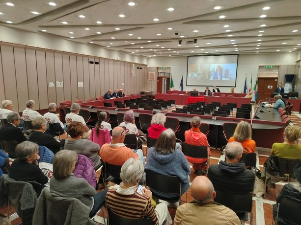 No al Termovalorizzazione, voto contrario alla discussione della mozione: proteste dei cittadini in Provincia (FOTO E VIDEO) No al Termovalorizzazione, voto contrario alla discussione della mozione: proteste dei cittadini in Provincia (FOTO E VIDEO)