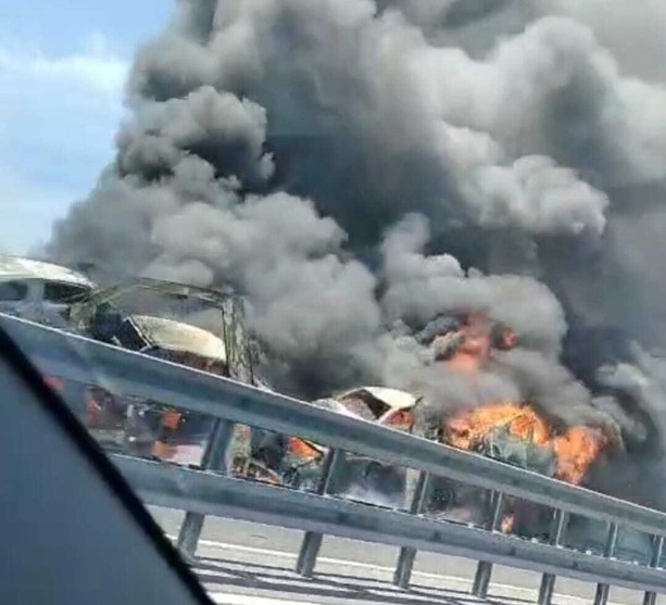 Schianto terribile tra due camion sulla Torino-Piacenza. Prende fuoco una bisarca, morto il conducente Schianto terribile tra due camion sulla Torino-Piacenza. Prende fuoco una bisarca, morto il conducente