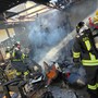 FOTO. Box distrutto dalle fiamme a Cassano Magnago. Verifiche in corso per la presenza di amianto nella copertura andata a fuoco