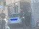 Incidente a Mirafiori, un'automobile sfonda la saracinesca di un negozio [FOTO]
