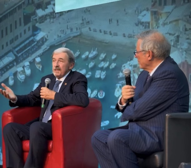 Mano tesa alla sindaca Salis, porte chiuse alla sua squadra: a ‘Portofino Talks’ Marco Bucci parla dei suo doppio registro nei rapporti con Palazzo Tursi