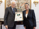 Cecilia Bartoli premiata da Sergio Mattarella con l’onorificenza di Grande Ufficiale della Repubblica Italiana (Foto) Cecilia Bartoli premiata da Sergio Mattarella con l’onorificenza di Grande Ufficiale della Repubblica Italiana (Foto)