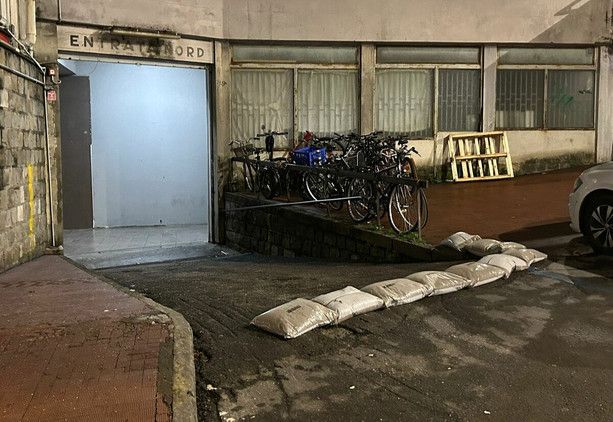 Sanremo si prepara all’allerta arancione: dopo gli allagamenti di sabato, spuntano sacchi di protezione al Mercato Annonario (Foto) Sanremo si prepara all’allerta arancione: dopo gli allagamenti di sabato, spuntano sacchi di protezione al Mercato Annonario (Foto)