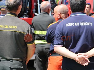 Incendio di sterpaglie minaccia un bosco e abitazioni a Niella Belbo: si valuta l’invio di un mezzo aereo