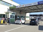 Al valico di Gaggiolo intercettati dalla Guardia di Finanza di Varese una borsa e un foulard da 23 mila euro non dichiarati Al valico di Gaggiolo intercettati dalla Guardia di Finanza di Varese una borsa e un foulard da 23 mila euro non dichiarati